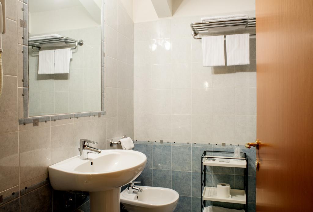 Hotel Ceretto Busca ภายนอก รูปภาพ